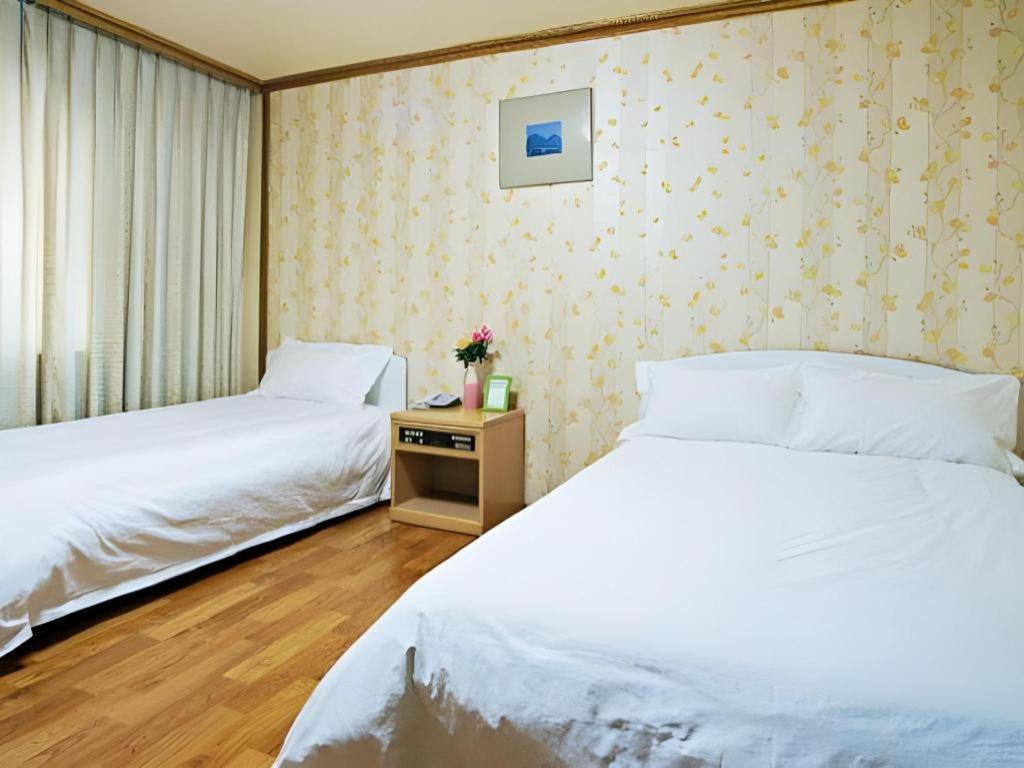 Emerald Hotel เมืองเชจู ภายนอก รูปภาพ