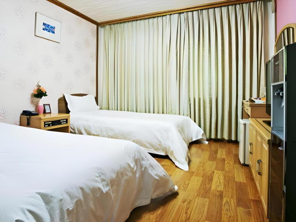 Emerald Hotel เมืองเชจู ภายนอก รูปภาพ
