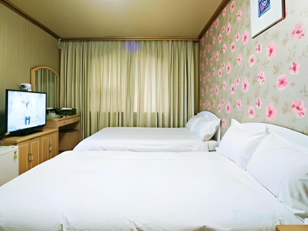 Emerald Hotel เมืองเชจู ภายนอก รูปภาพ