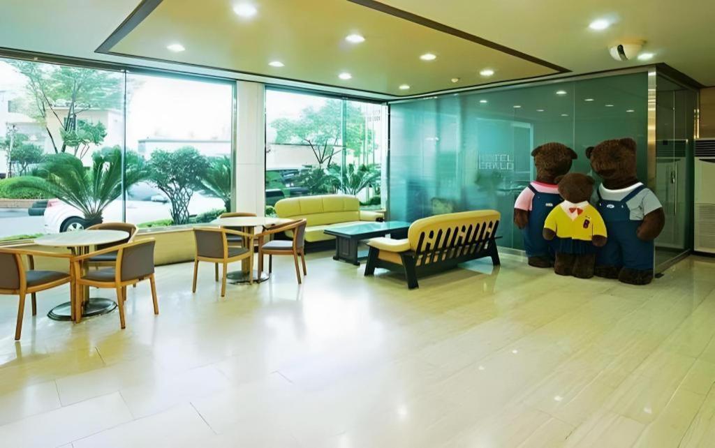 Emerald Hotel เมืองเชจู ภายนอก รูปภาพ