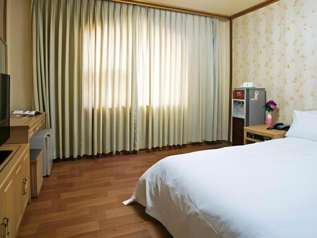 Emerald Hotel เมืองเชจู ภายนอก รูปภาพ