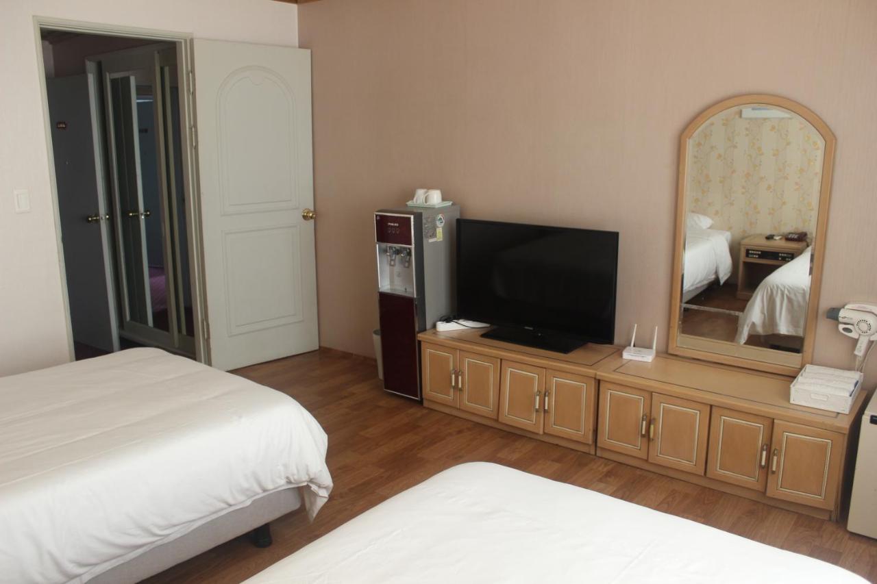 Emerald Hotel เมืองเชจู ภายนอก รูปภาพ